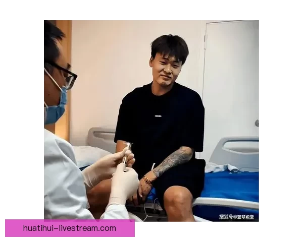赵睿突破时膝盖受伤痛苦难忍场边紧急处理令人担忧